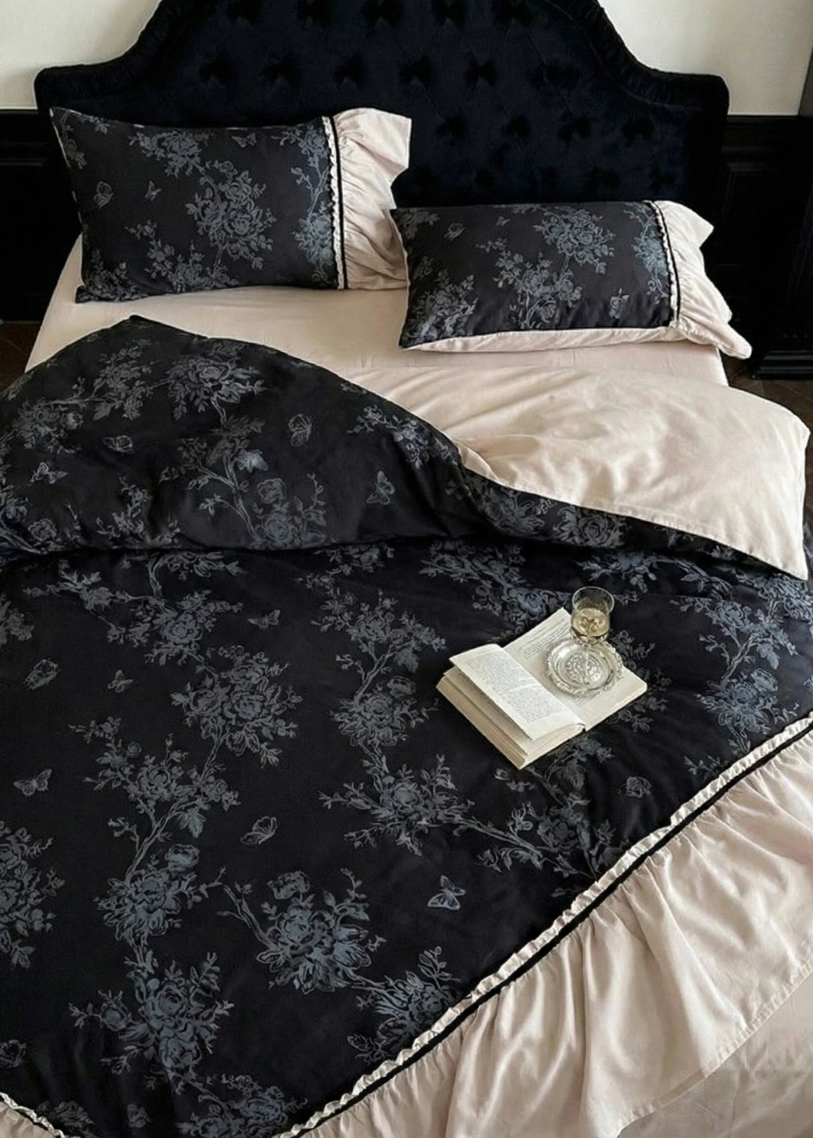 Verlaine Noir Jacquard Cotton Bedding Set - room scene