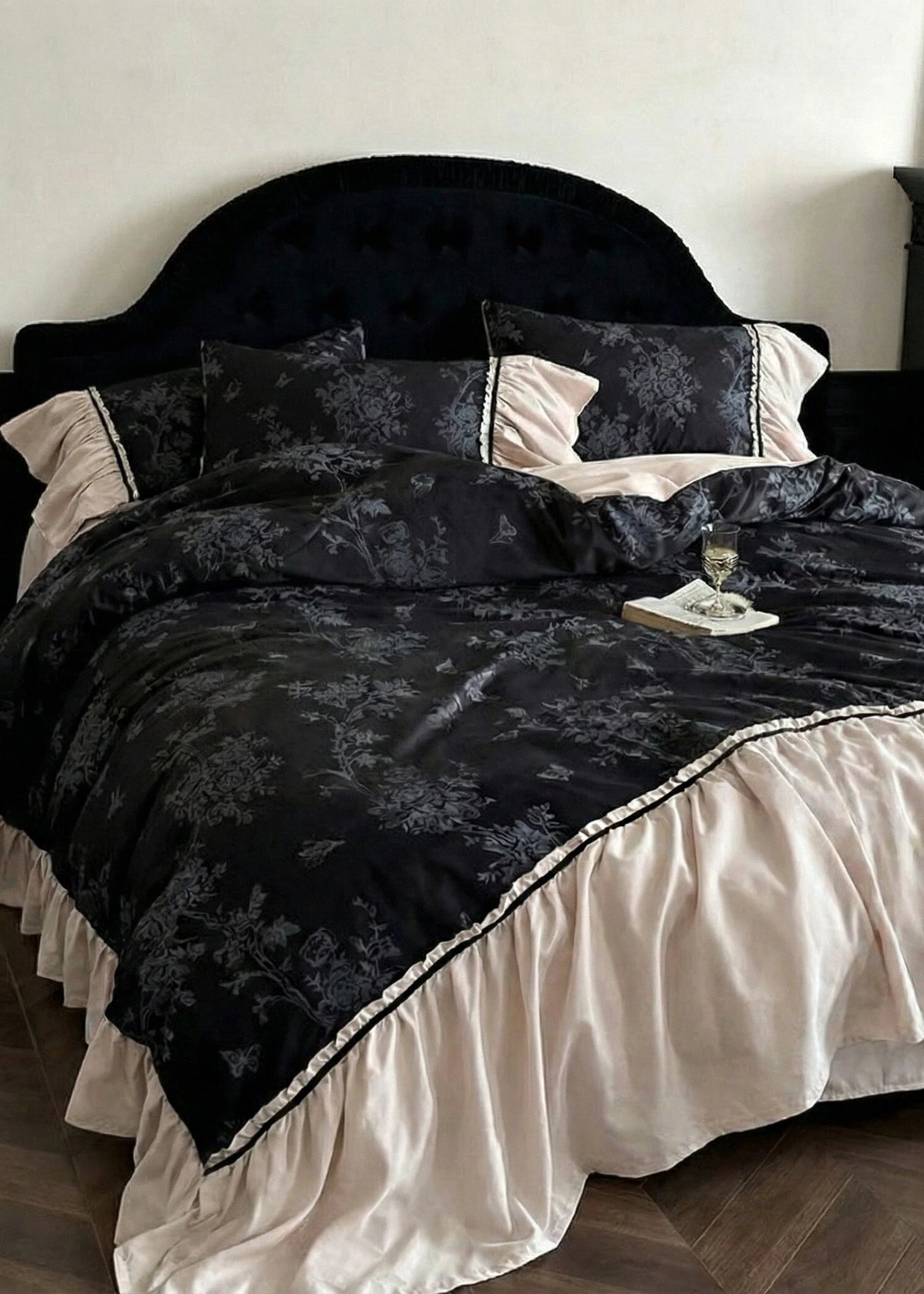 Verlaine Noir Jacquard Cotton Bedding Set - room scene