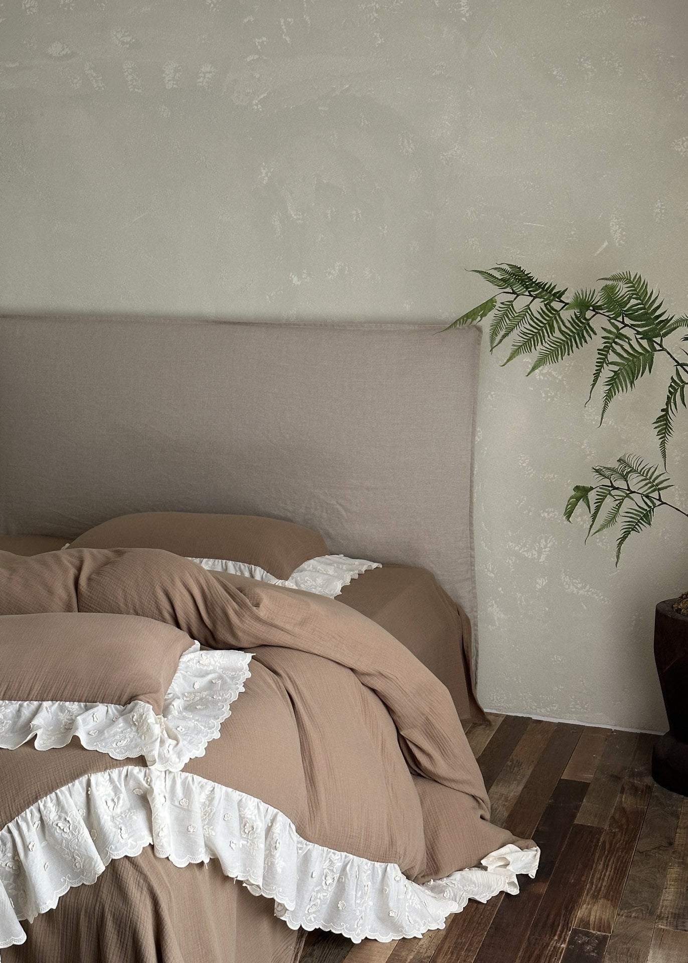 Odile Ruffled Lace Double-Gauze Bedding Set - room scene