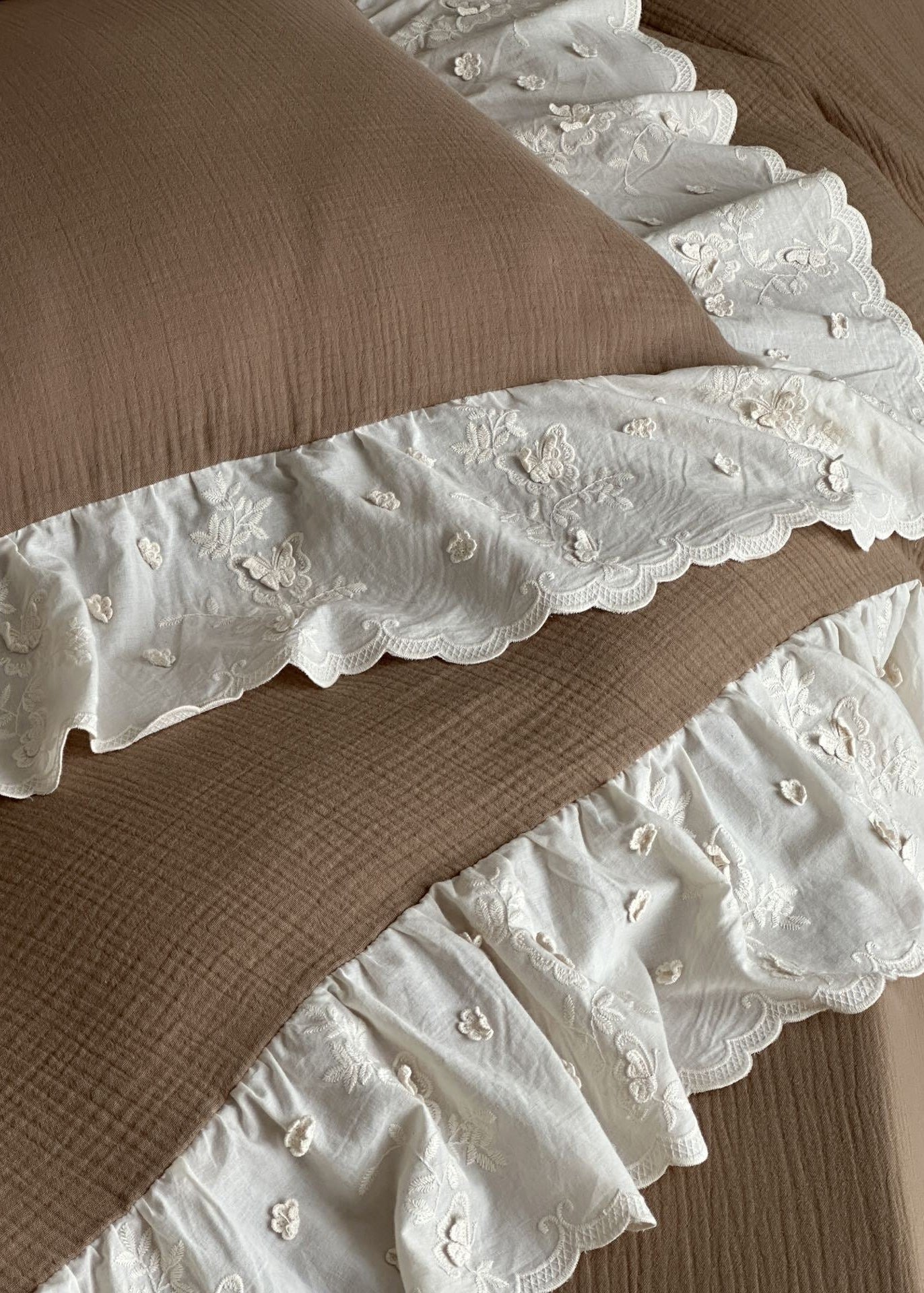 Odile Ruffled Lace Double-Gauze Bedding Set - room scene