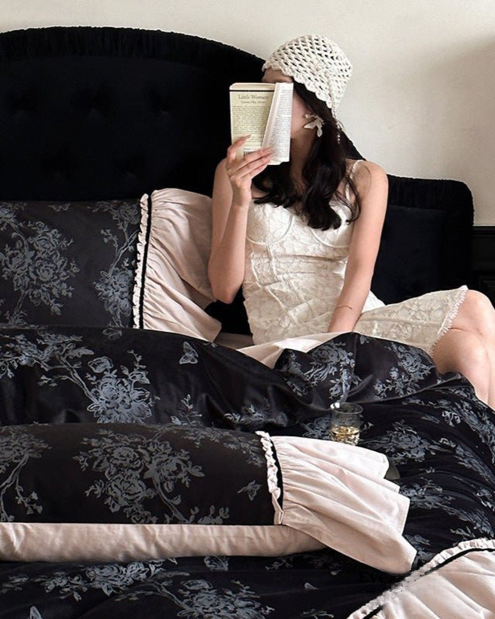 Verlaine Noir Jacquard Cotton Bedding Set - room scene