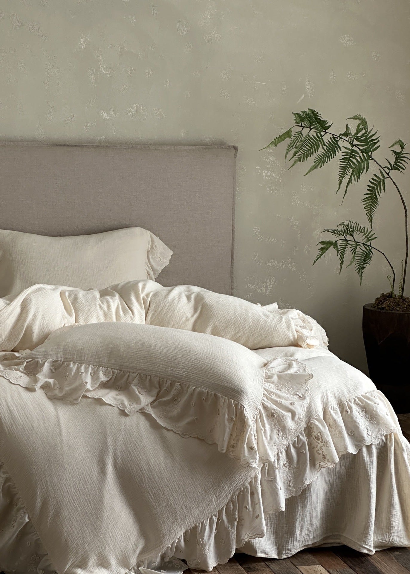 Odile Ruffled Lace Double-Gauze Bedding Set - room scene