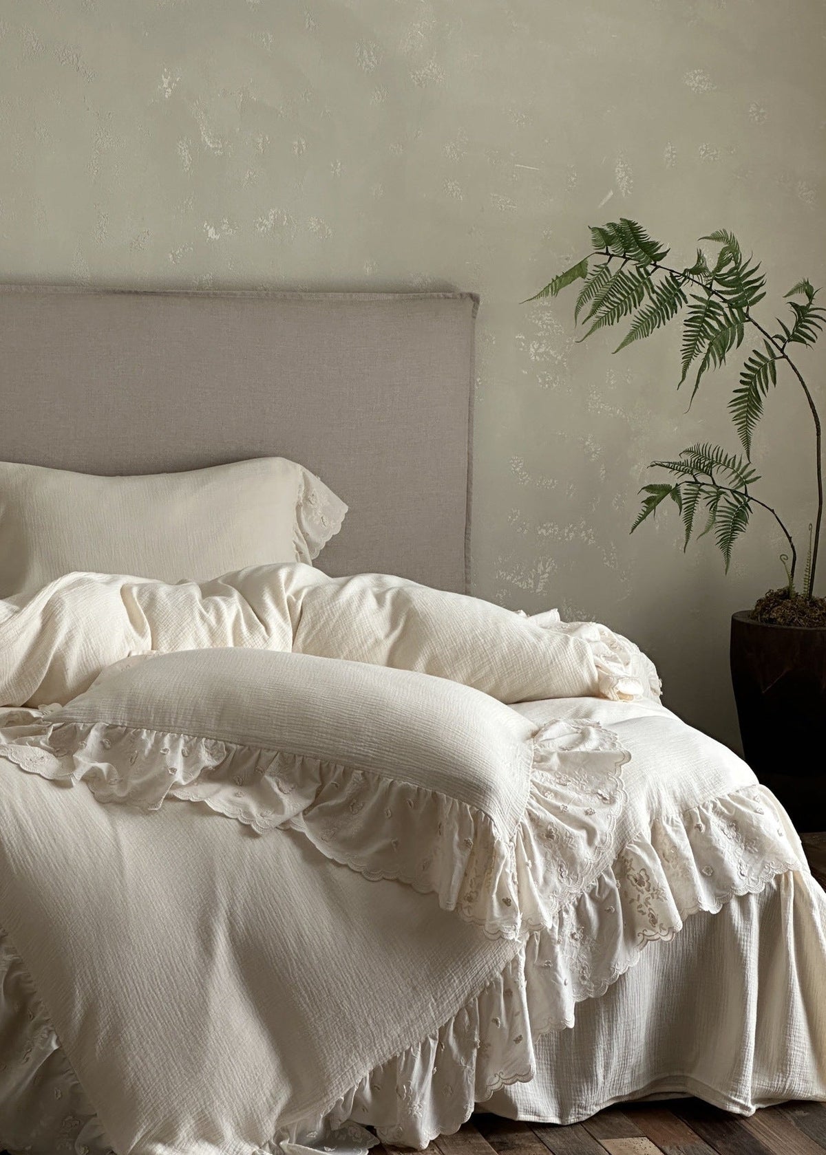 Odile Ruffled Lace Double-Gauze Bedding Set - room scene