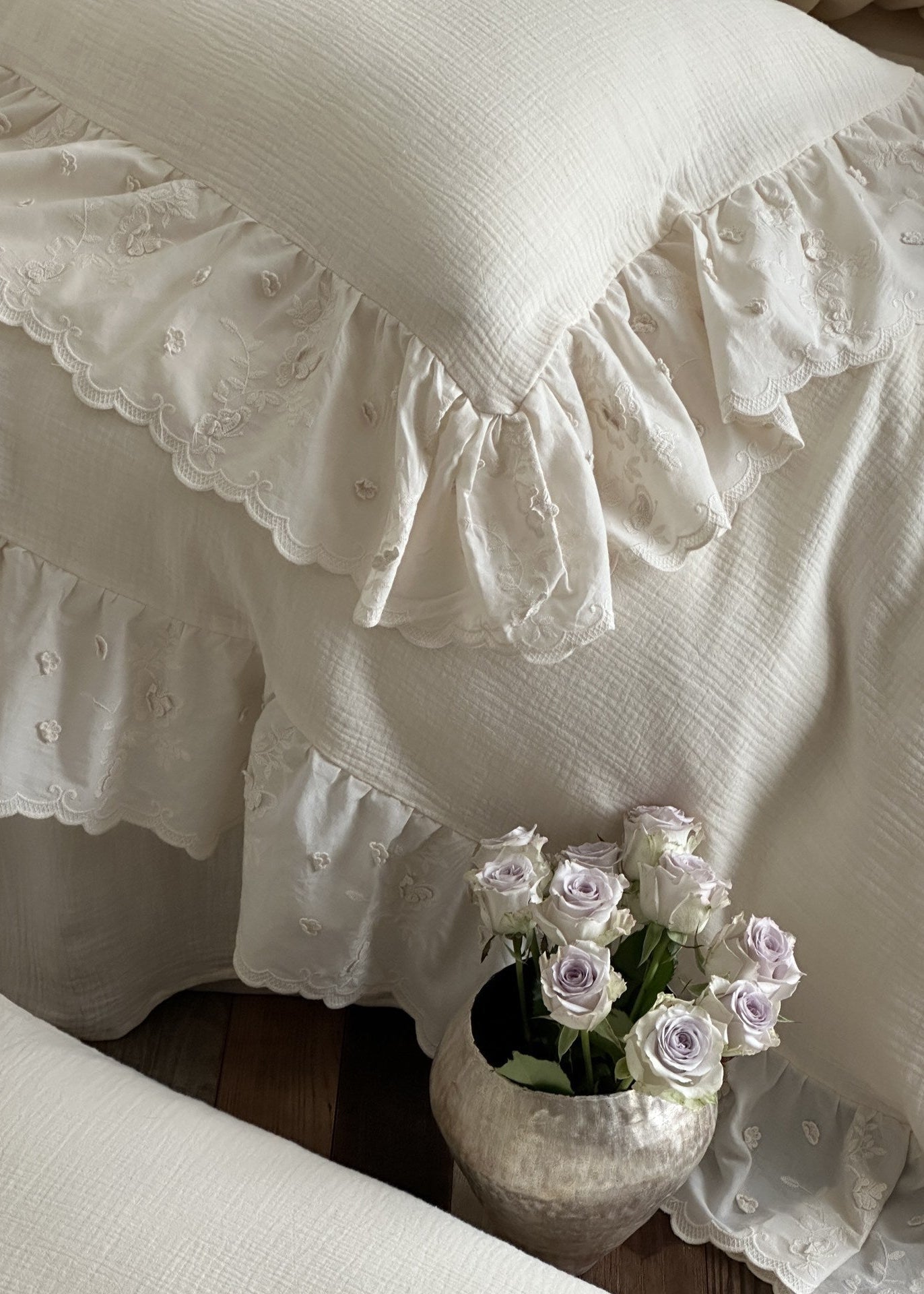 Odile Ruffled Lace Double-Gauze Bedding Set - room scene