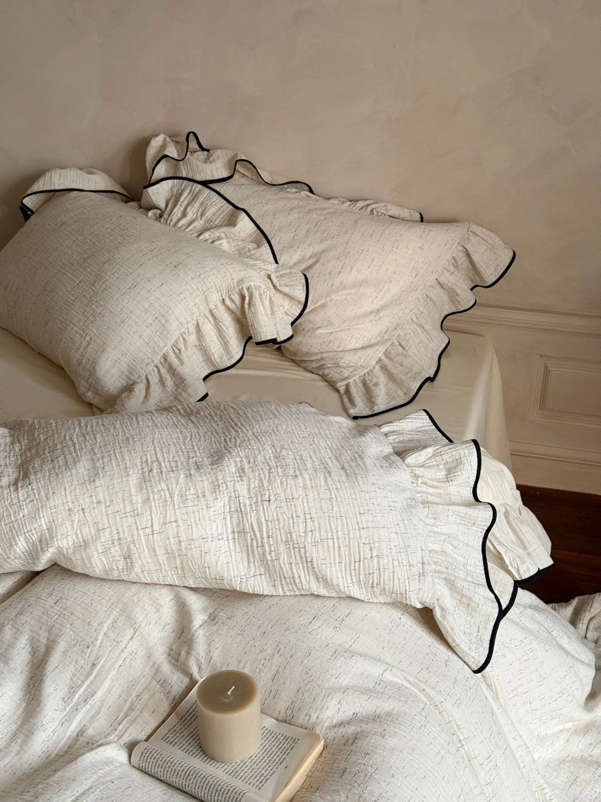 Black-piped ruffle double gauze bedding set – close view of layered pillows and duvet ruffles - Roomden
