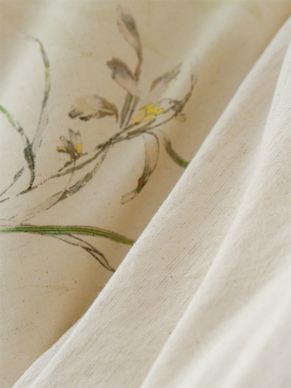 Stillgarden Meadow Sprig Cotton Linen Bedding Set – Close-up of a yellow flower and slender leaves - Roomden