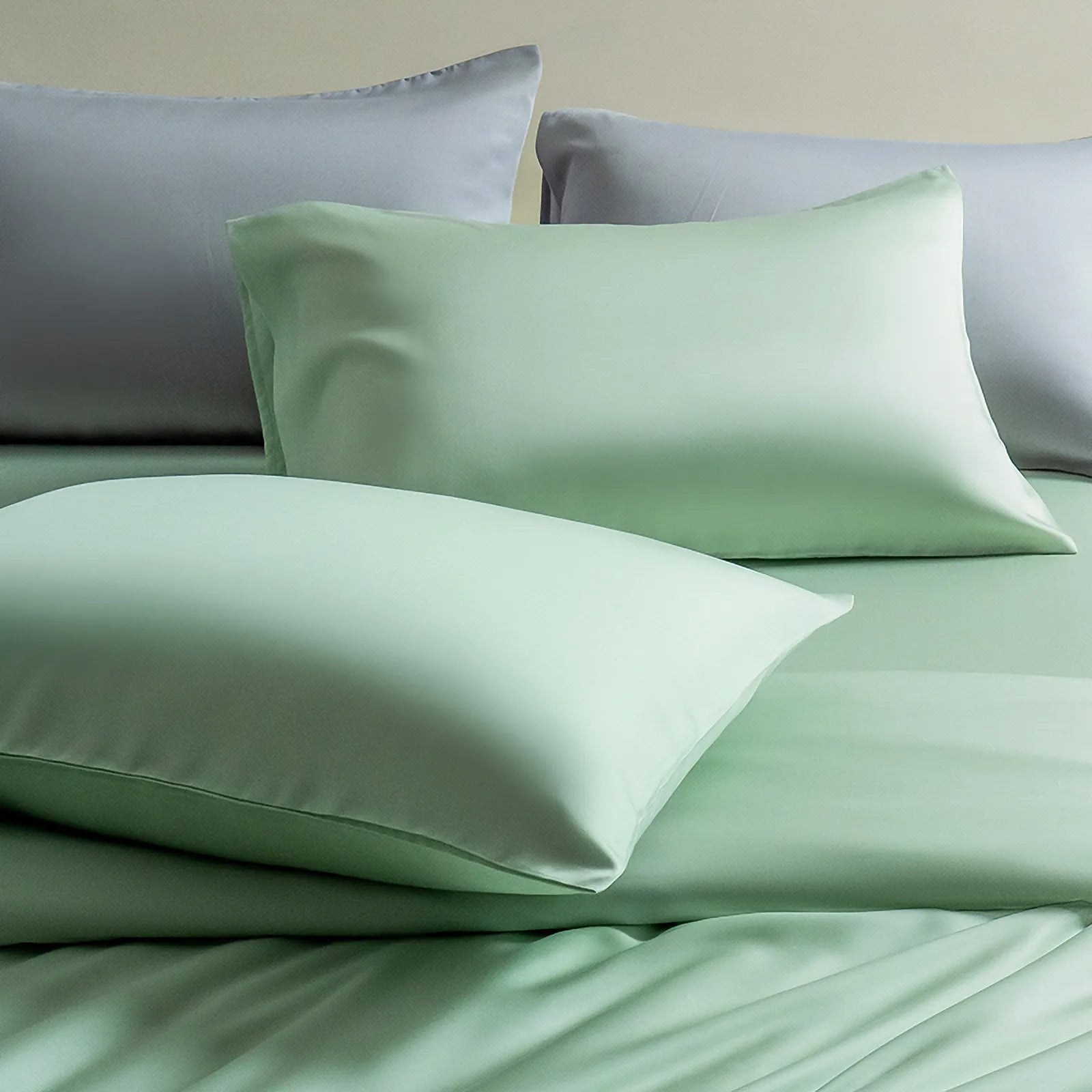 Cooling Tencel pillowcase with a smooth two-tone minimalist design – RoomDen