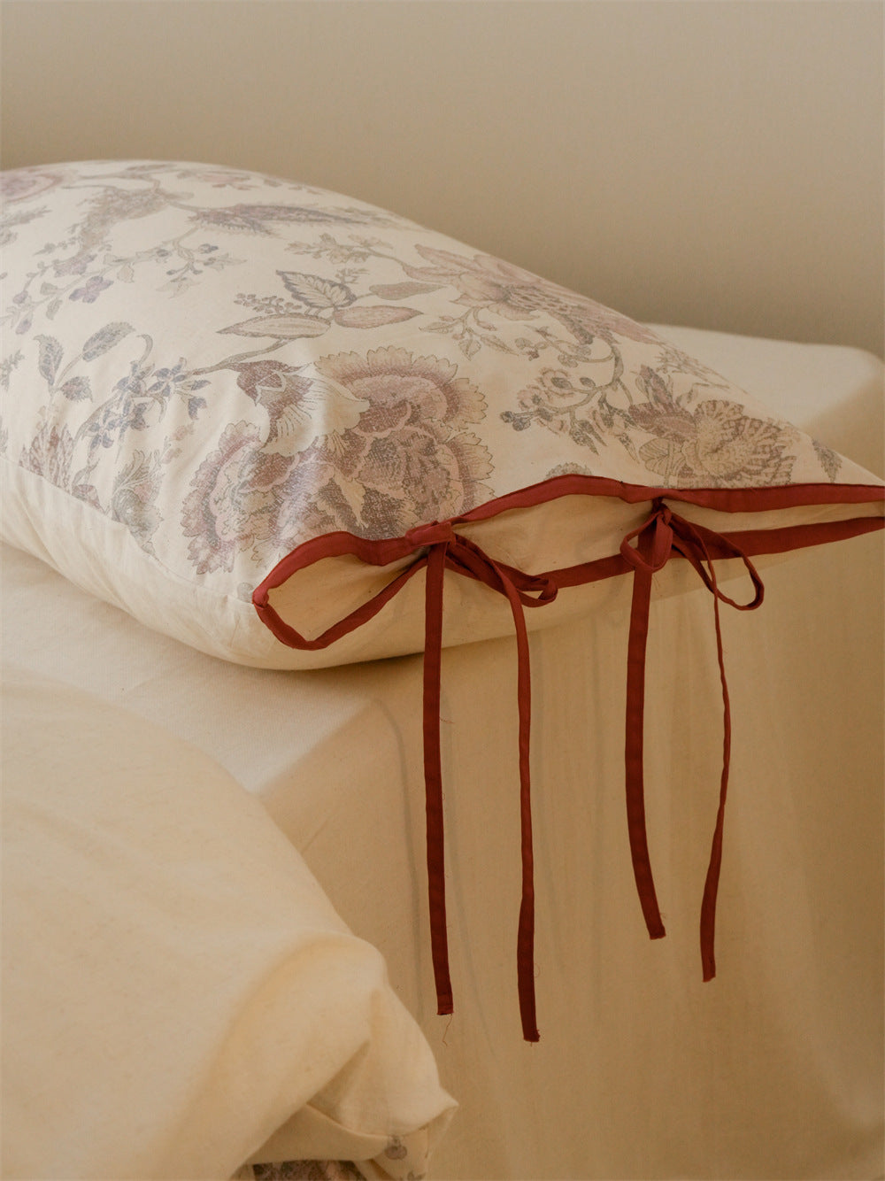 Stillgarden Mauve Flourish Cotton Linen Bedding Set – Close view of rust red ties on a floral pillow - Roomden