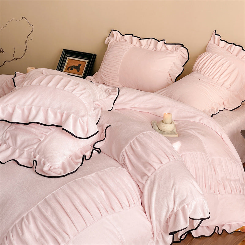 Ruffled fleece bedding set – Pink, closer view of the drape - Roomden