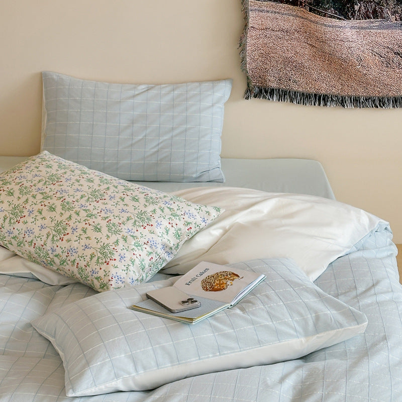 Gingham cotton bedding set – Blue Mixed Floral, closer view of the drape - Roomden