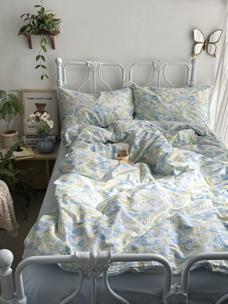 Cottage floral cotton bedding spread with soft light and cozy texture – RoomDen