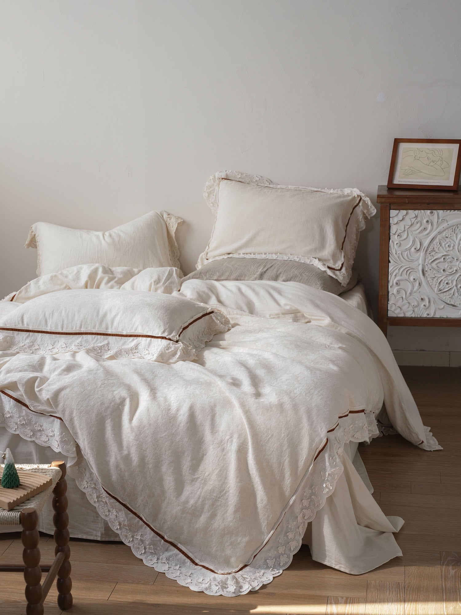 Cream linen bedding set with scalloped lace edge on a cozy cottagecore bed – RoomDen