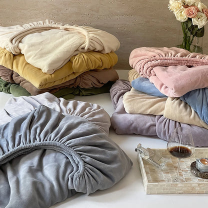 Solid fleece fitted sheet with soft cozy texture in a minimalist winter style – RoomDen