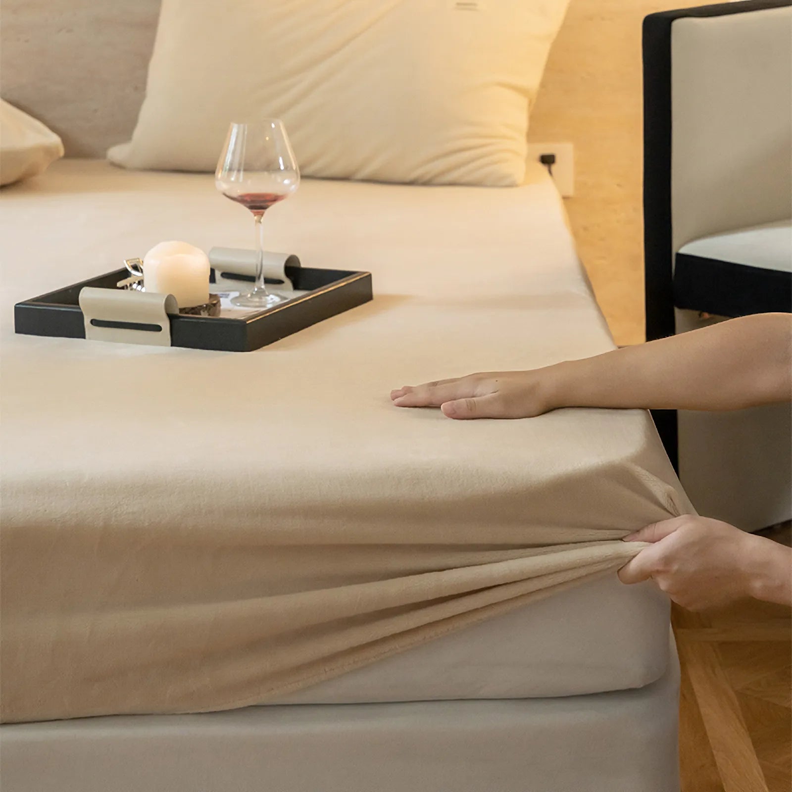Solid fleece fitted sheet with soft cozy texture in a minimalist winter style – RoomDen