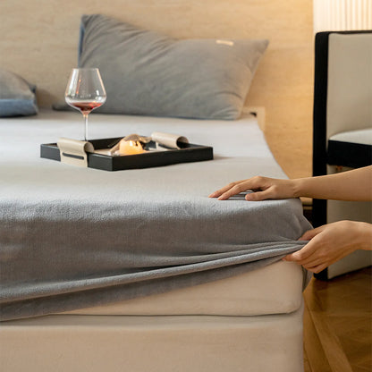 Solid fleece fitted sheet with soft cozy texture in a minimalist winter style – RoomDen