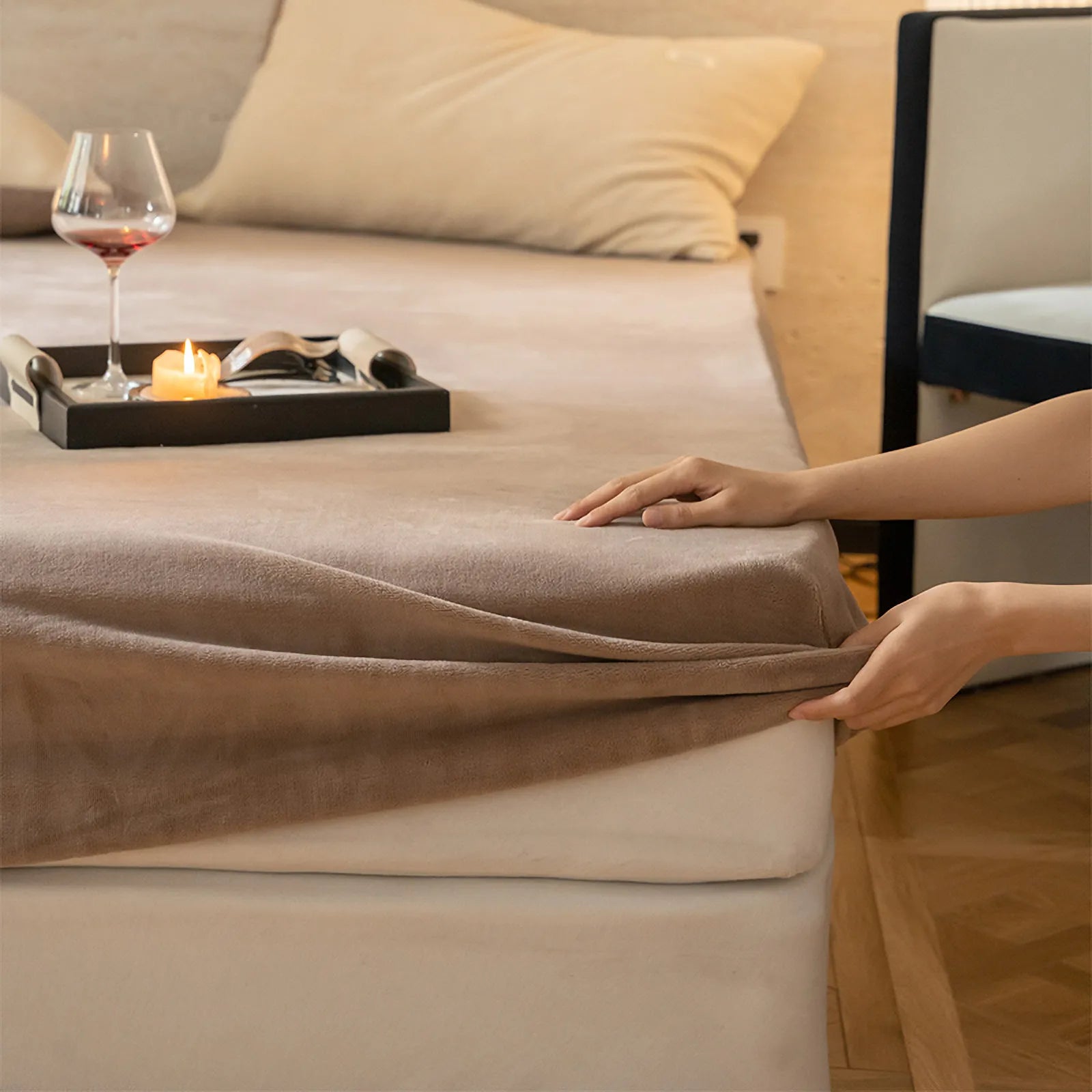 Solid fleece fitted sheet with soft cozy texture in a minimalist winter style – RoomDen