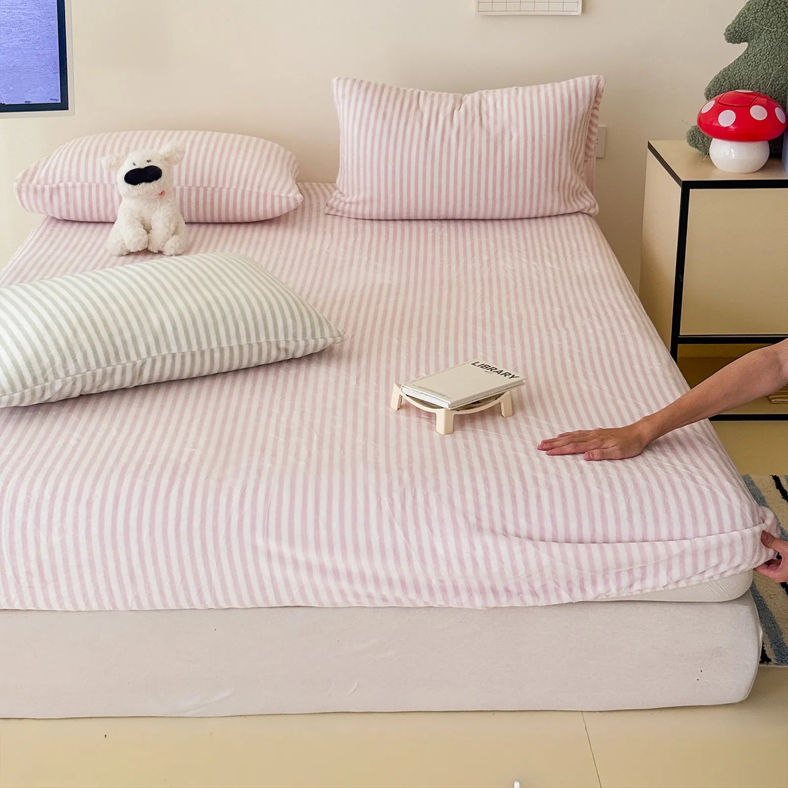 Striped fleece sheet set with soft plush texture in cozy minimalist style – RoomDen