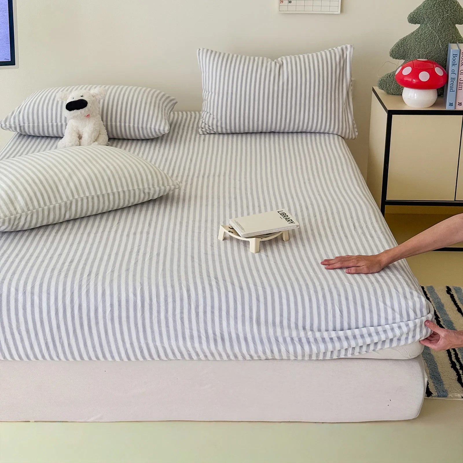 Striped fleece sheet set with soft plush texture in cozy minimalist style – RoomDen