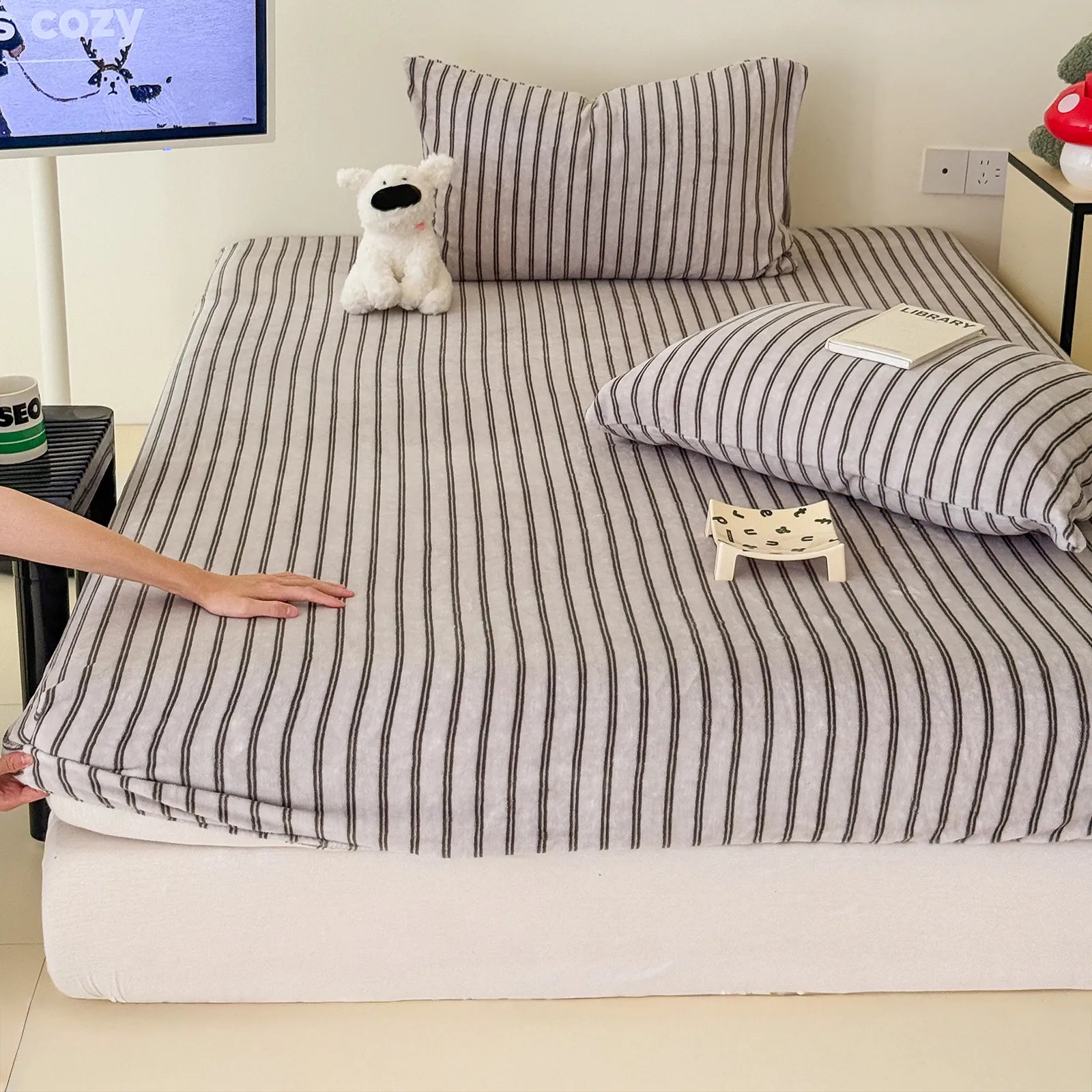 Striped fleece sheet set with soft plush texture in cozy minimalist style – RoomDen