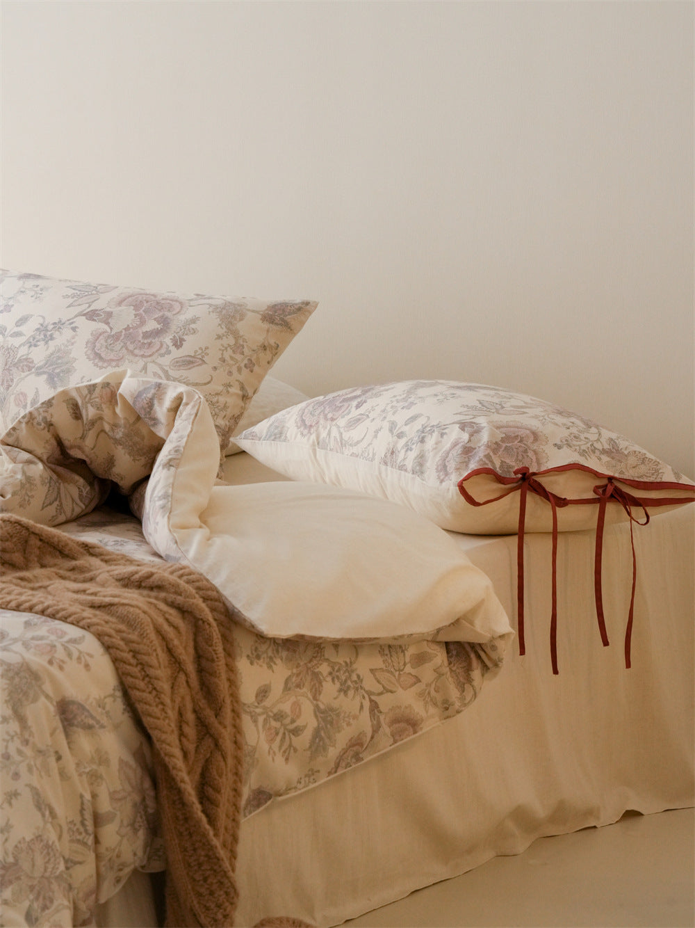 Stillgarden Mauve Flourish Cotton Linen Bedding Set – Layered floral pillows with a pale reverse - Roomden
