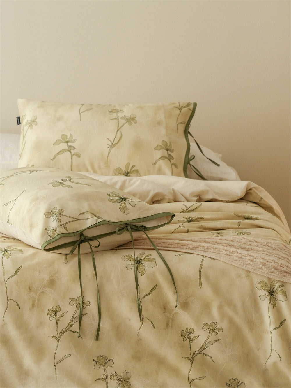 Stillgarden Soft Green Vine Cotton Linen Bedding Set – Pillows and duvet showing winding green stems - Roomden