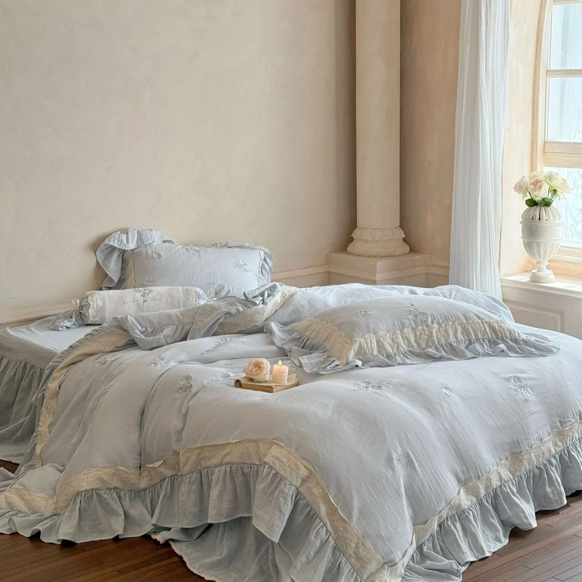 Floral Cotton Bedding Set, Rose Blue, bed arrangement - Roomden
