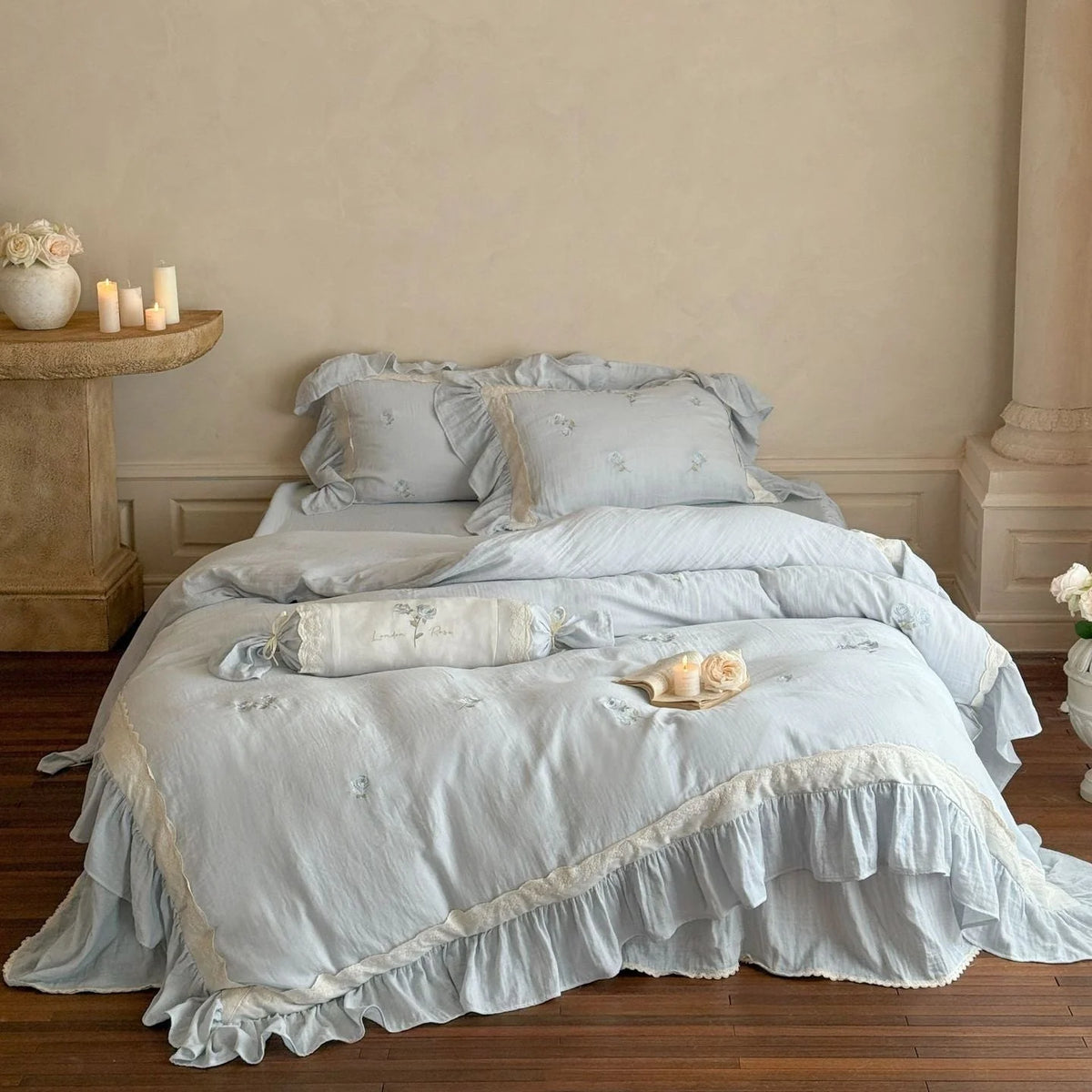 Floral Cotton Bedding Set, Rose Blue, bed arrangement - Roomden
