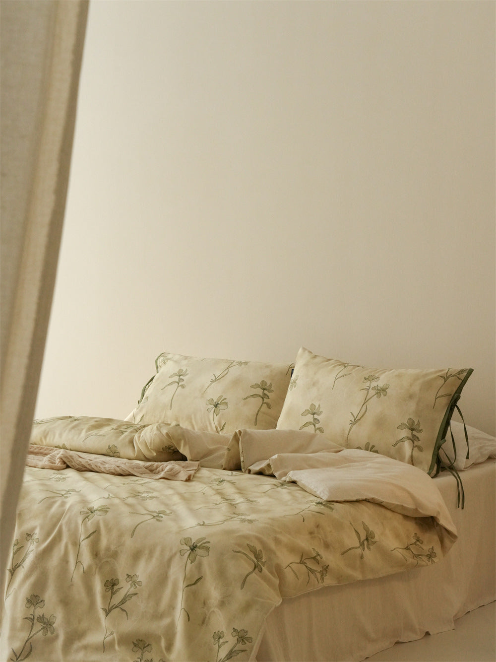 Stillgarden Soft Green Vine Cotton Linen Bedding Set – Angled view of green botanical pillows and duvet - Roomden