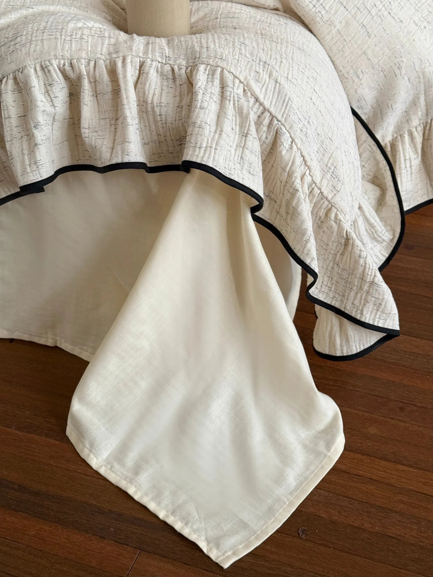 Black-piped ruffle double gauze bedding set – underside and piped ruffle edge detail - Roomden