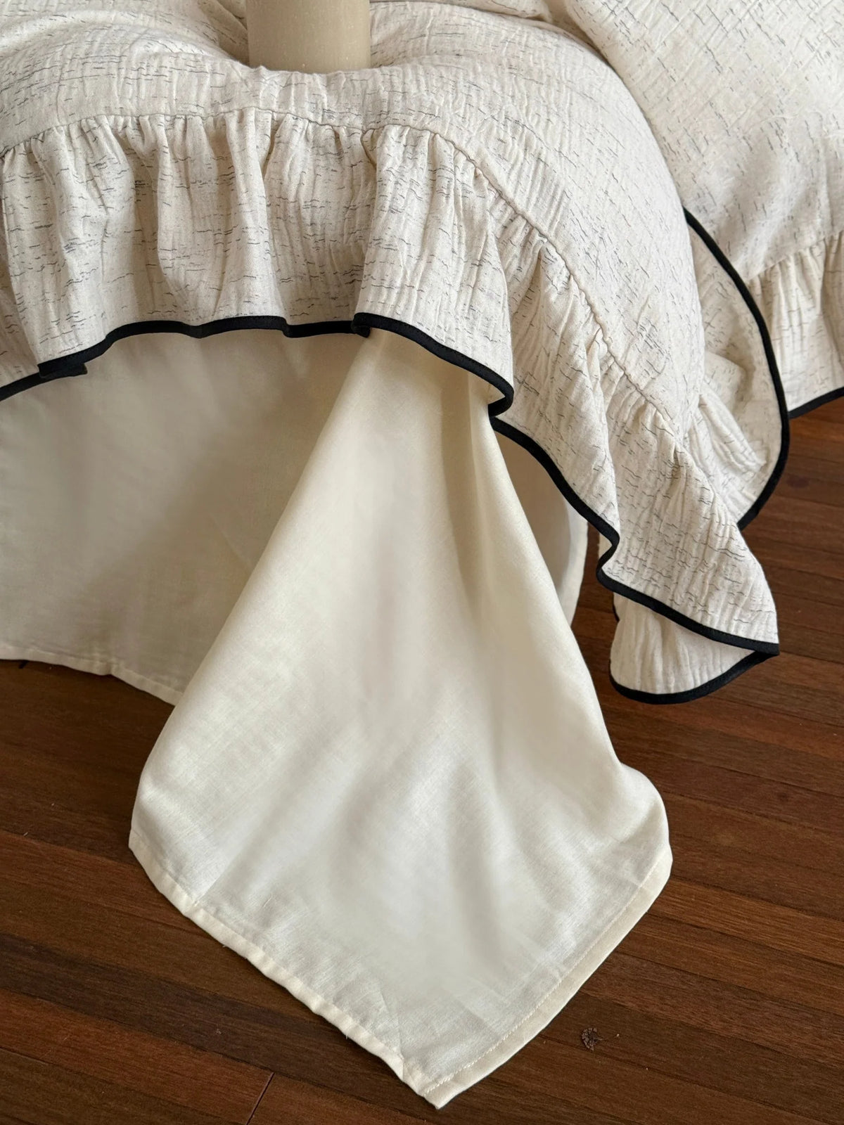 Black-piped ruffle double gauze bedding set – underside and piped ruffle edge detail - Roomden