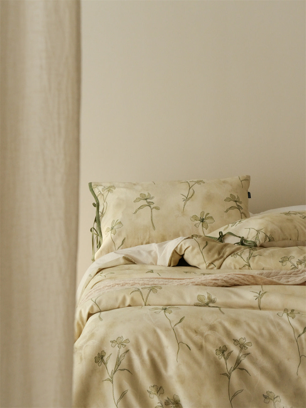 Stillgarden Soft Green Vine Cotton Linen Bedding Set – Green botanical bedding beside the bedside lamp - Roomden