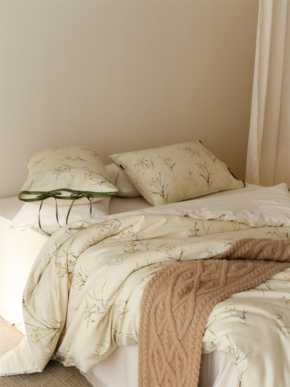 Stillgarden Meadow Sprig Cotton Linen Bedding Set – Layered botanical pillows and pale reverse - Roomden