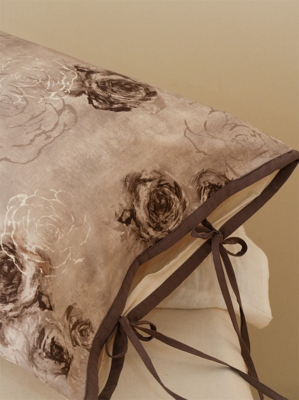 Stillgarden Dusty Rose Cotton Linen Bedding Set – Close-up of dark roses and a brown pillow tie - Roomden