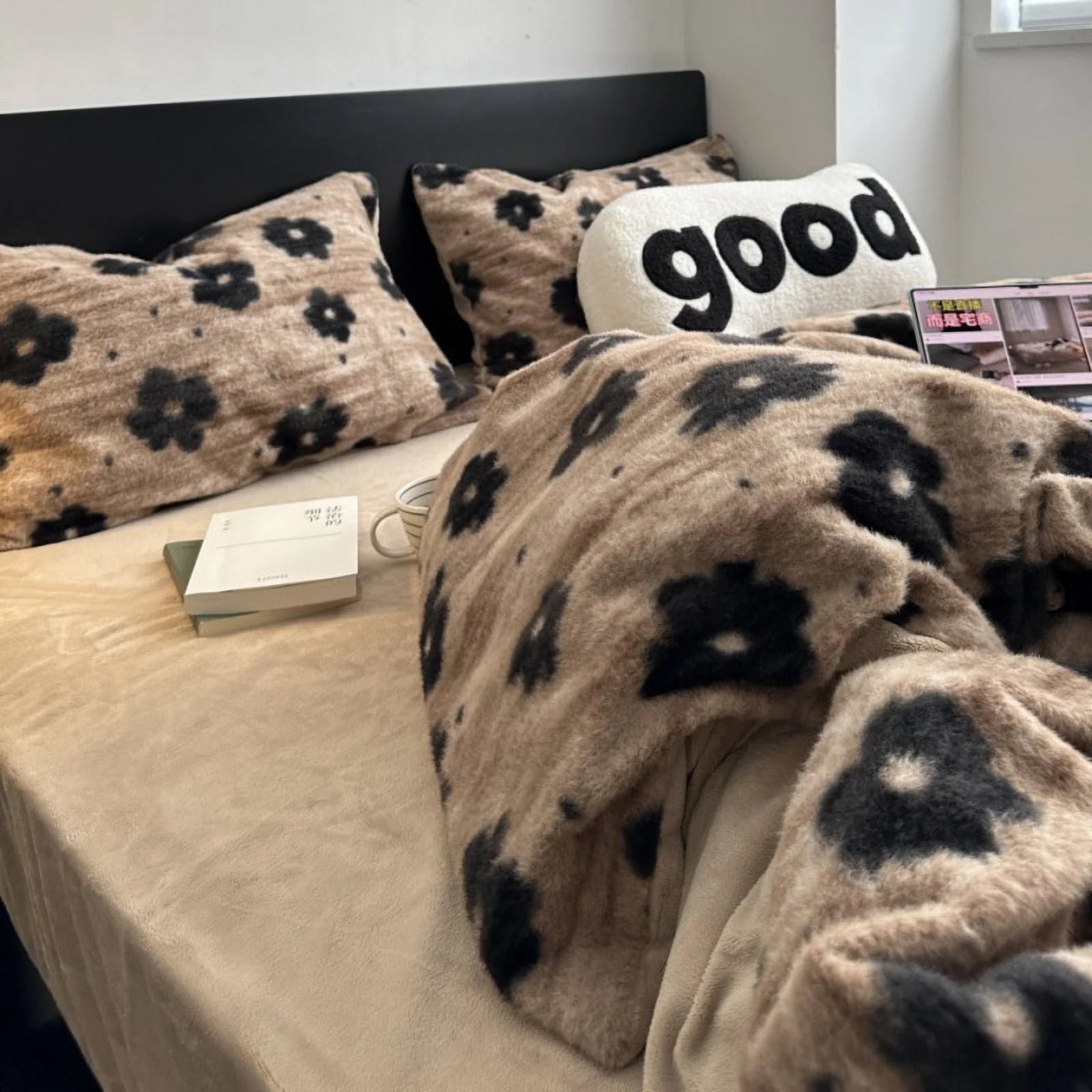 Close-up of the plush retro floral flannel fleece bedding set, showing the fuzzy texture on the duvet cover and pillowcases. - RoomDen