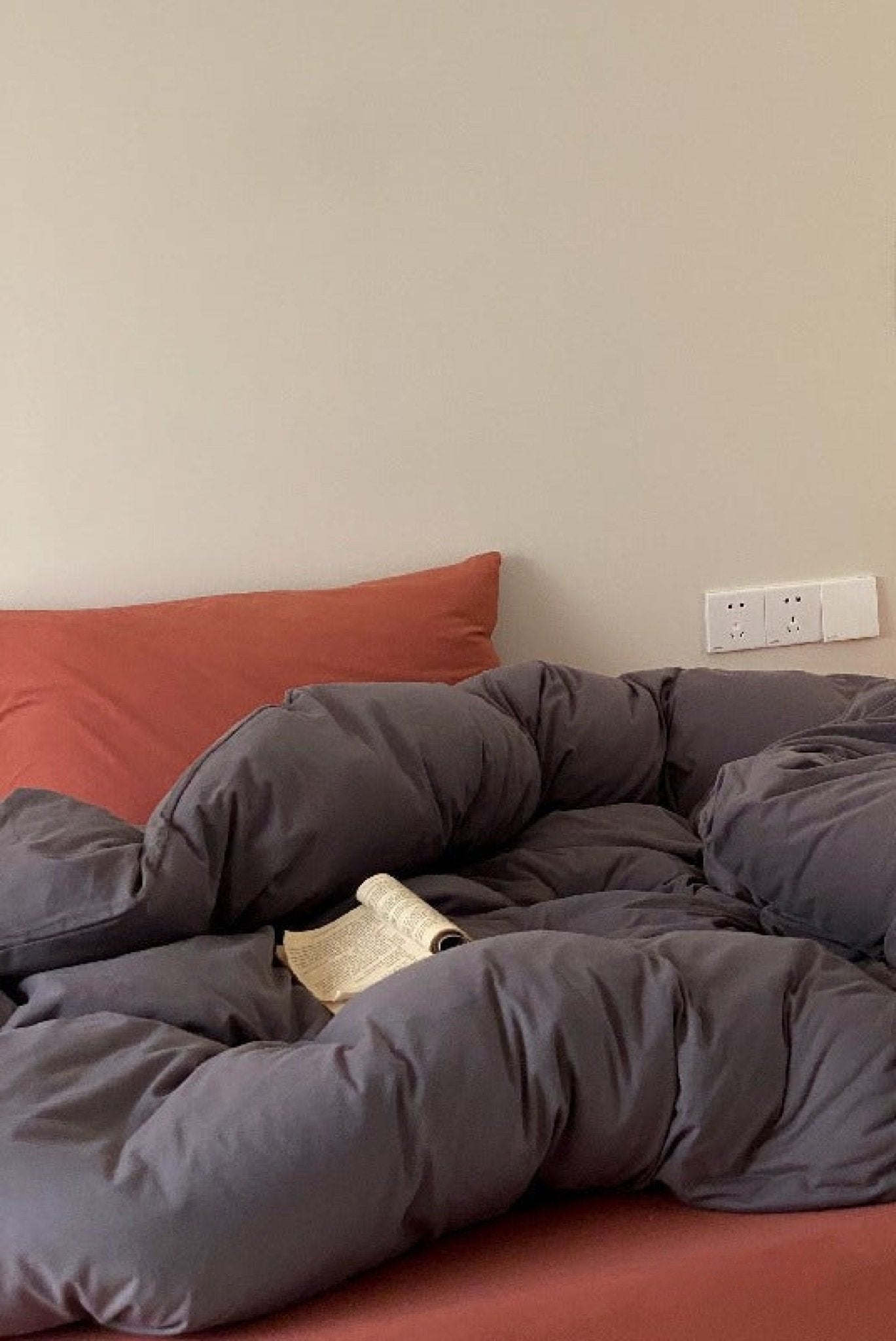 Aldermoor Colorblock Jersey Bedding Set - room scene