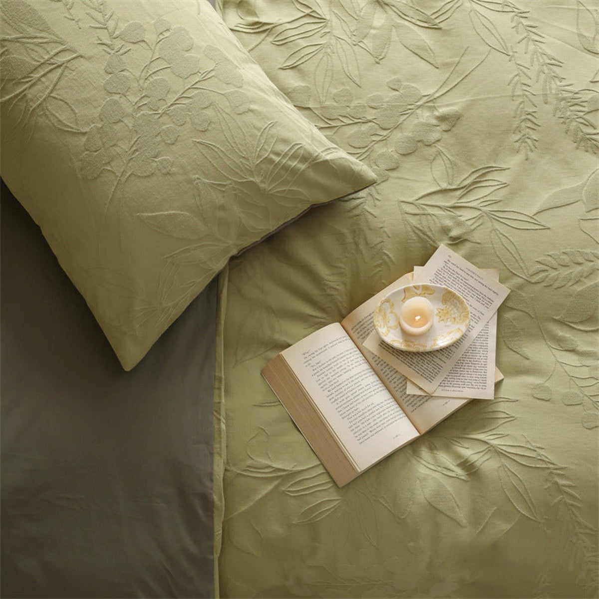 Brushed cotton jacquard bedding set – Pistachio Leaf, close view of jacquard fabric and pillows - Roomden