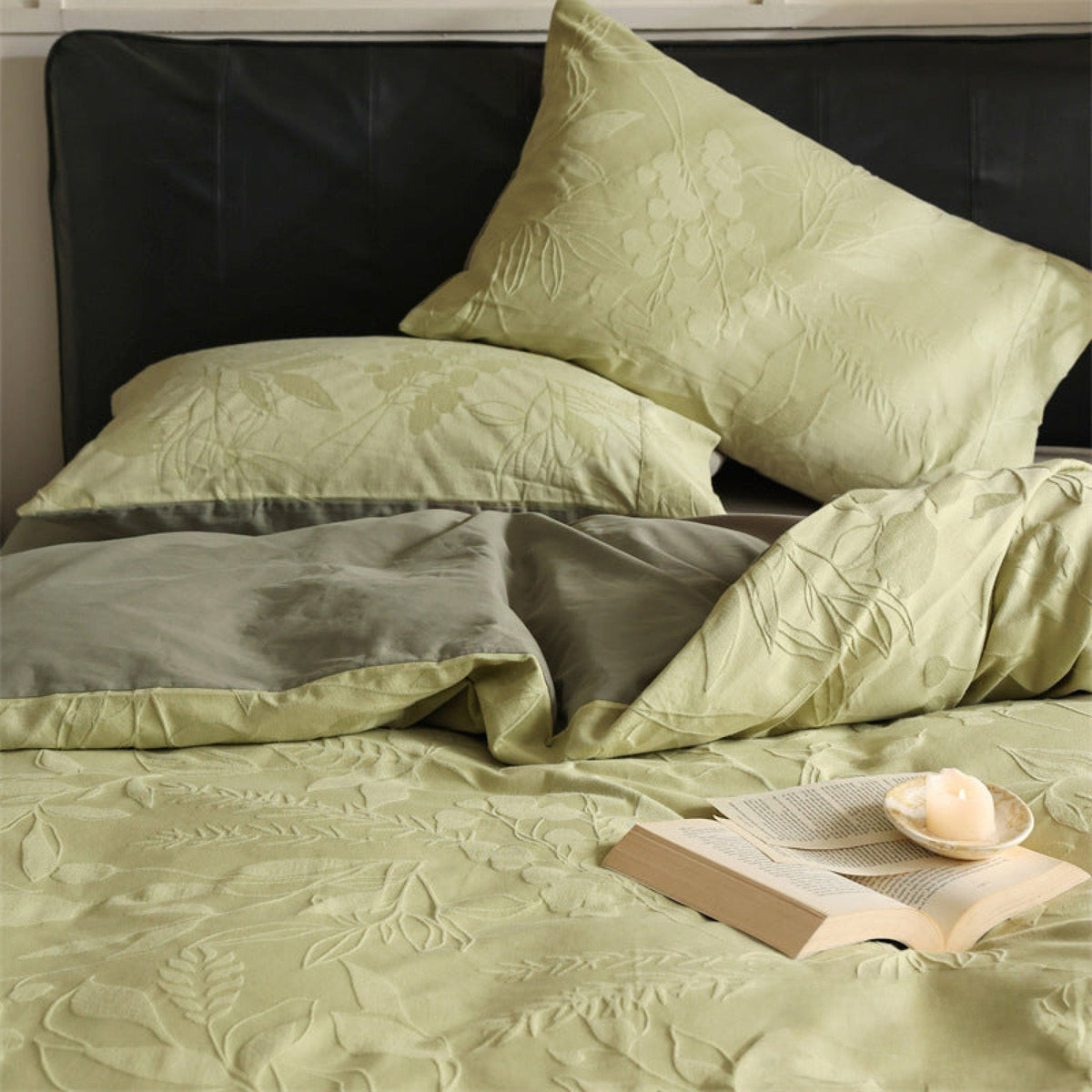 Brushed cotton jacquard bedding set – Pistachio Leaf, close view of jacquard fabric and pillows - Roomden