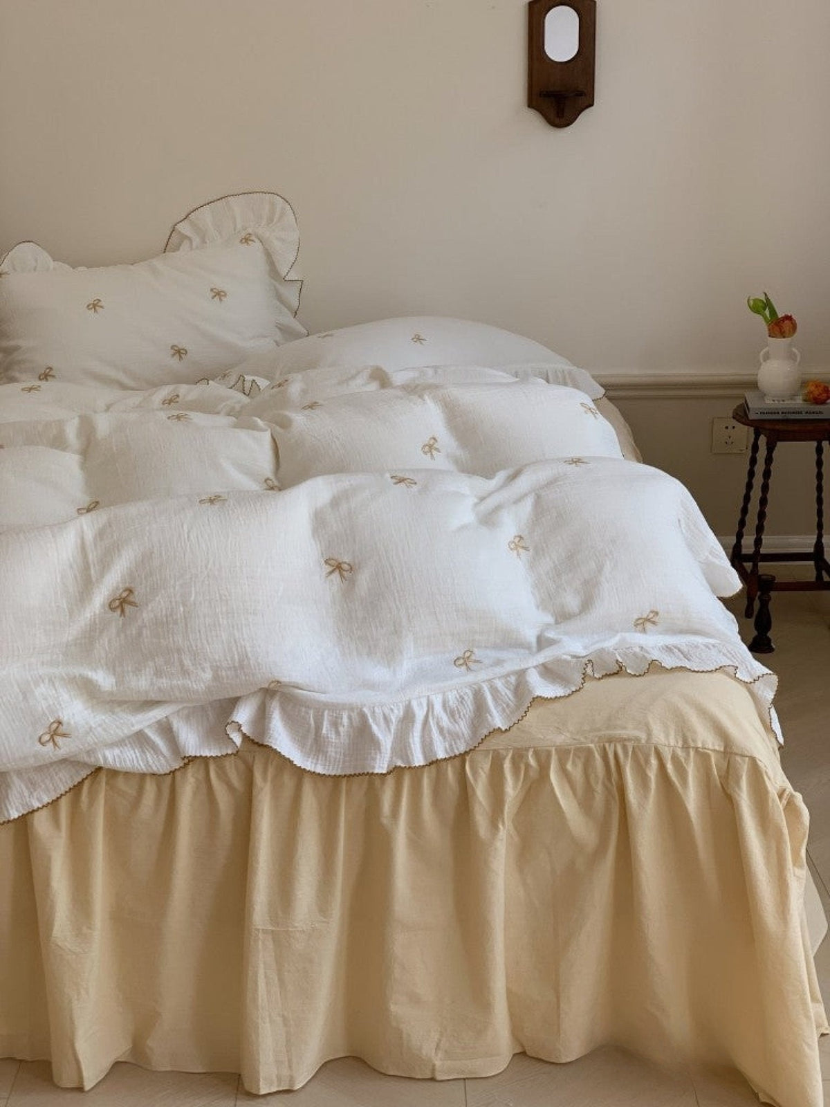 Fenlaire Bow Embroidered Double Gauze Bedding Set – Ivory Bow embroidered bow bedding with ruffled edges - Roomden
