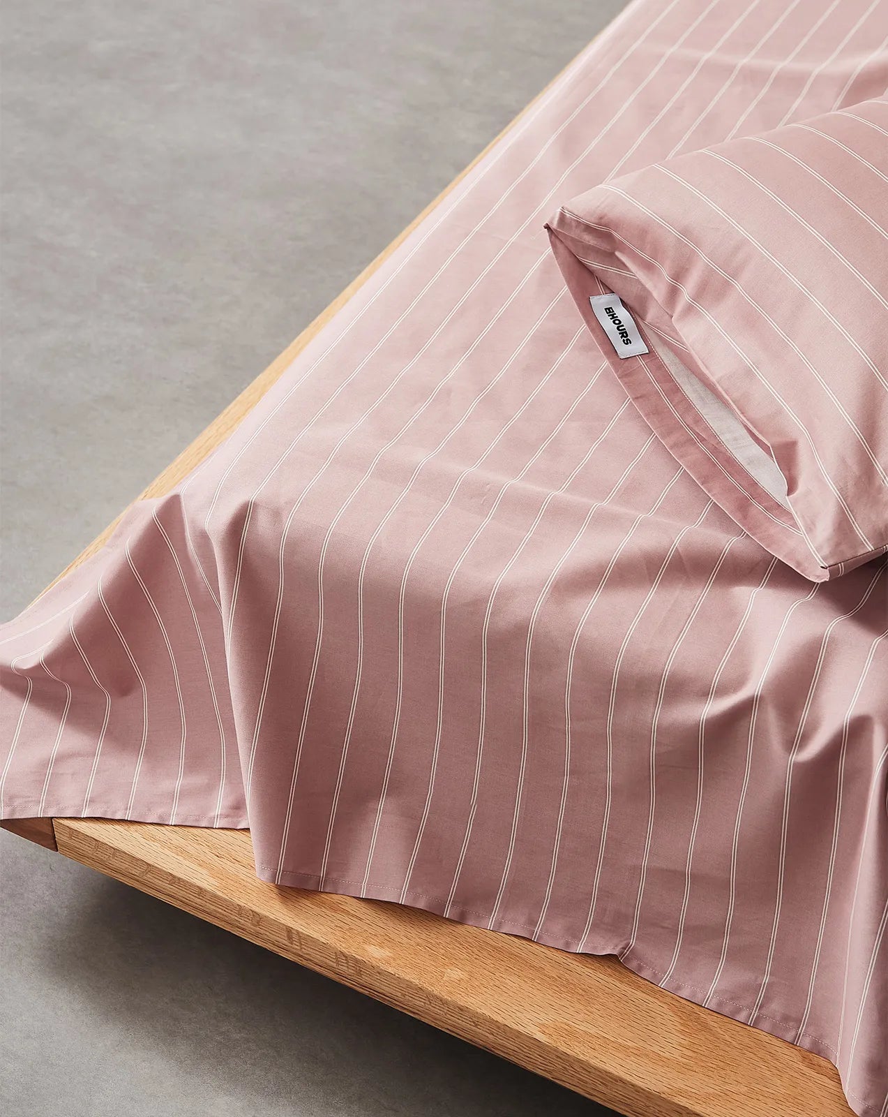 Striped cotton sheet set in a minimalist modern style – RoomDen