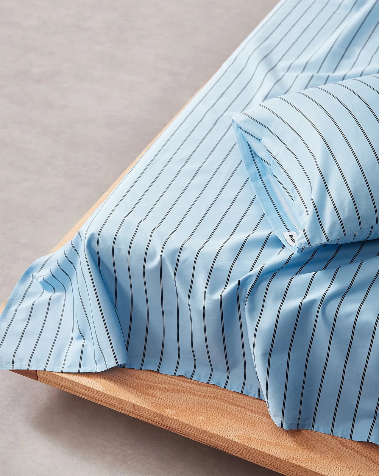 Striped cotton sheet set in a minimalist modern style – RoomDen