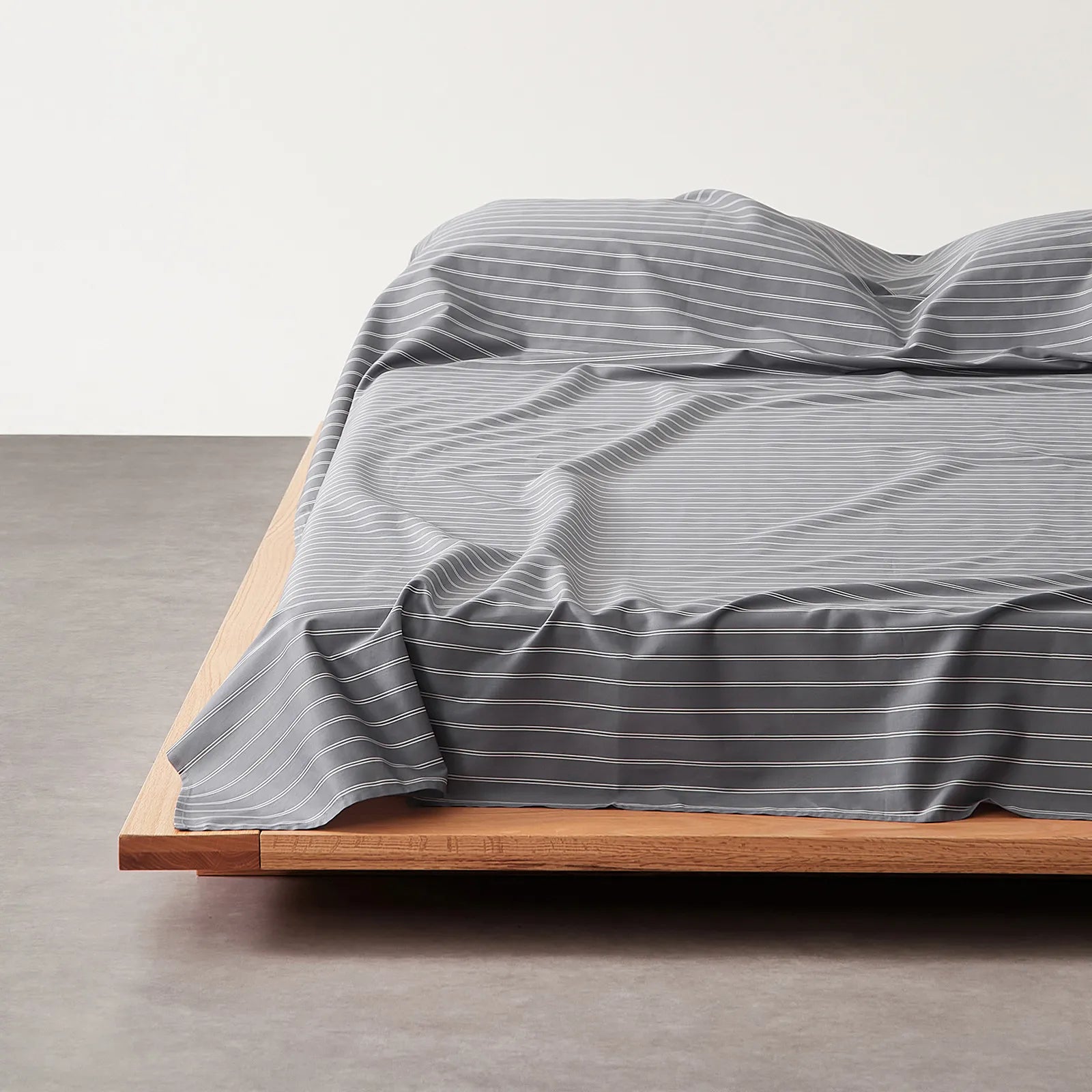 Striped cotton sheet set in a minimalist modern style – RoomDen