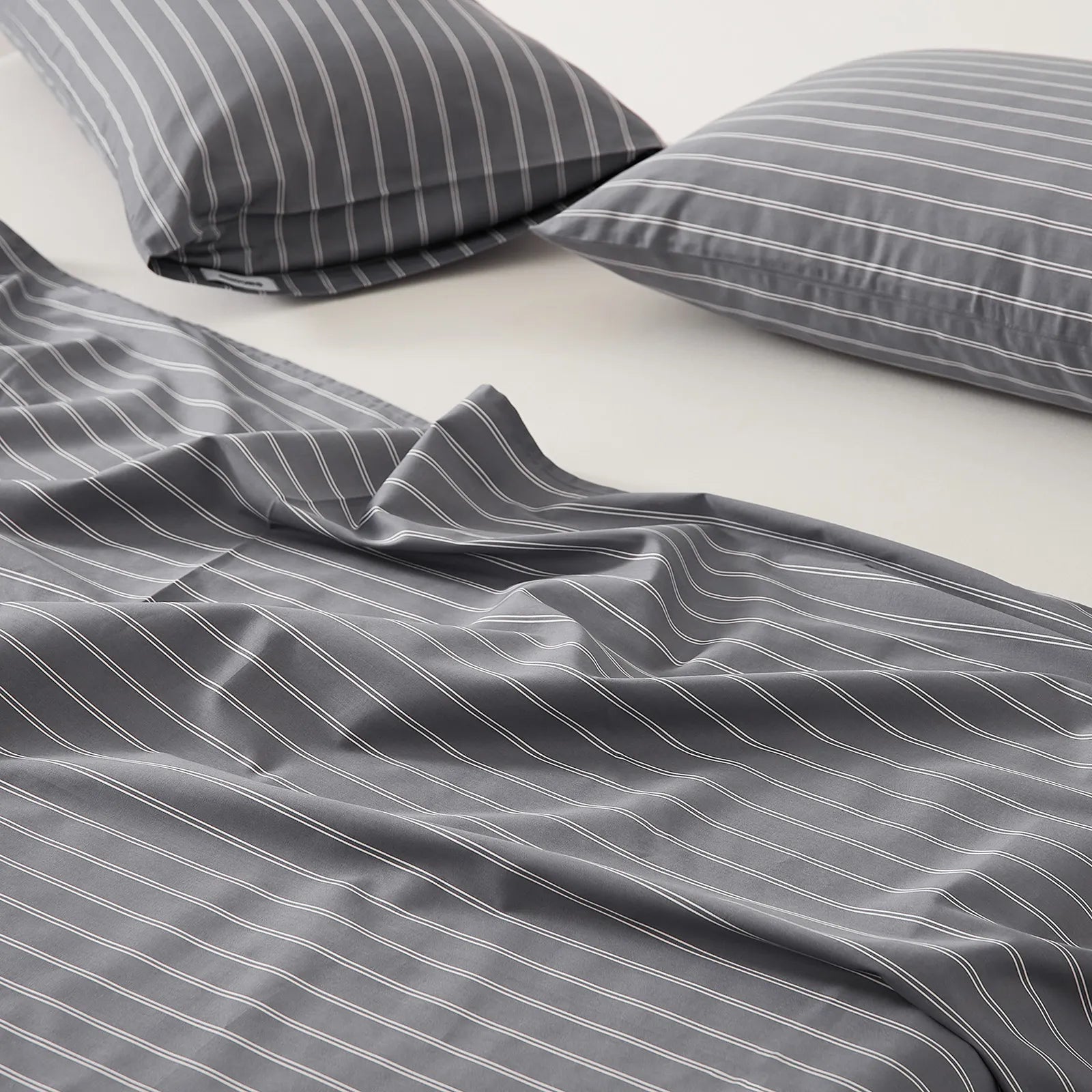 Striped cotton sheet set in a minimalist modern style – RoomDen