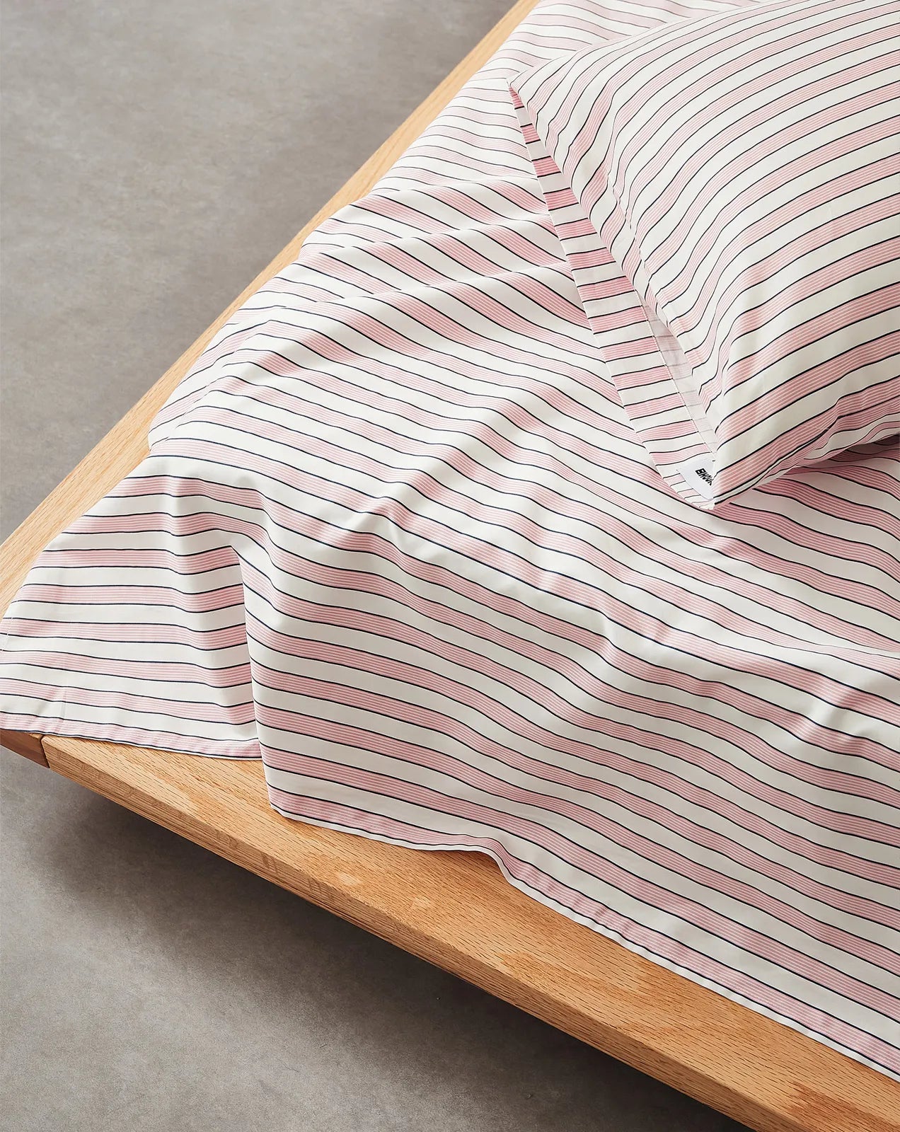 Striped cotton sheet set in a minimalist modern style – RoomDen