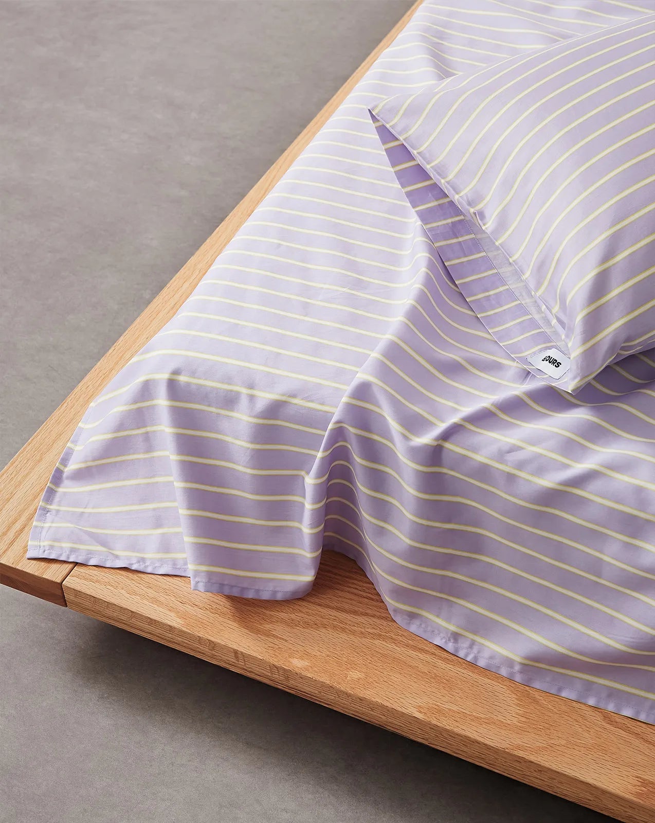 Striped cotton sheet set in a minimalist modern style – RoomDen