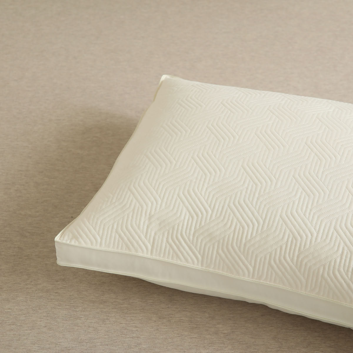 Gusseted pillow insert with three-dimensional sidewall for enhanced structure - RoomDen