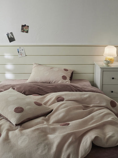 Minimalist bedroom with mauve pink polka dot duvet cover and pillows – RoomDen