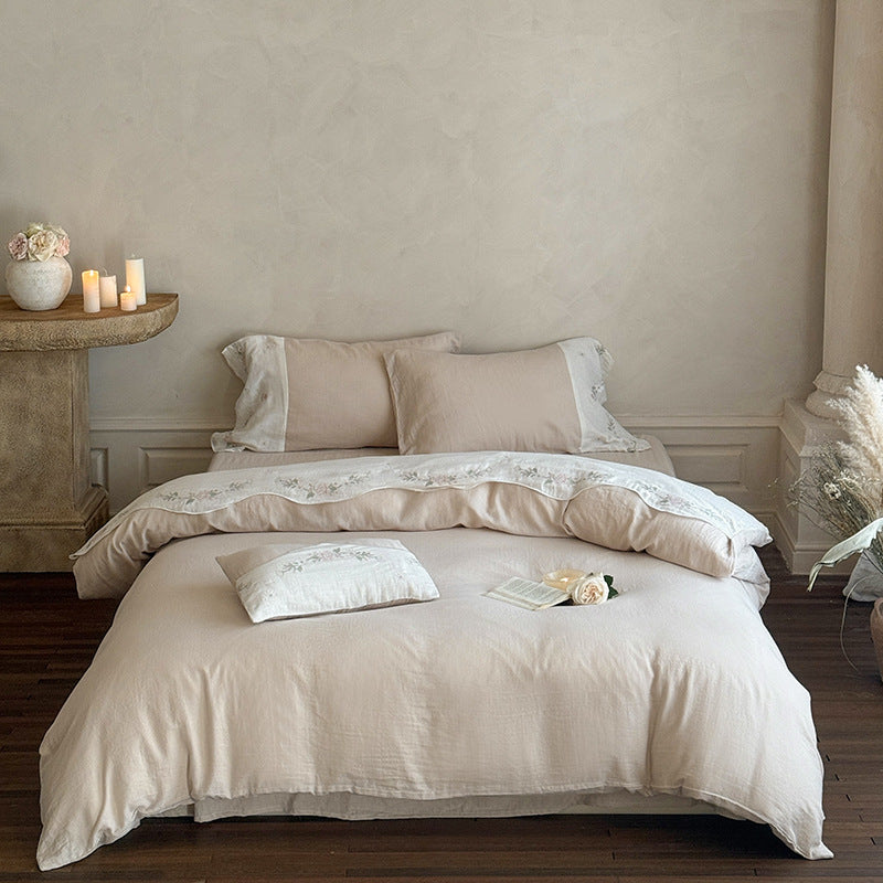 Floral Cotton Bedding Set, Soft Khaki, bed arrangement - Roomden