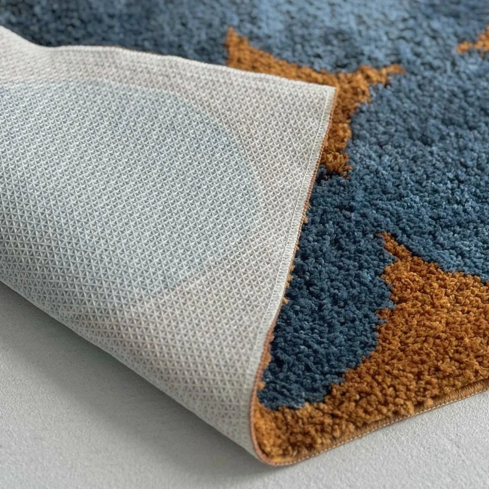 Detail shot of the white geometric non-slip TPR backing - RoomDen