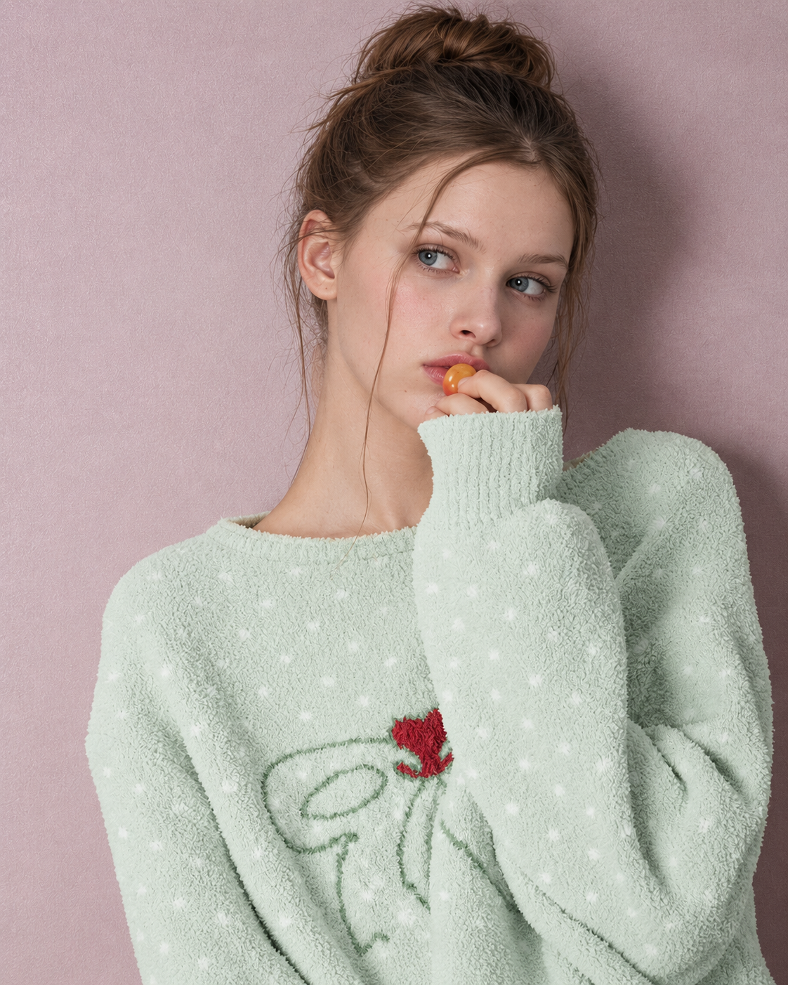 Bow and Heart Fleece Pajama Set – Apple green sleeve and bow motif close-up - Roomden