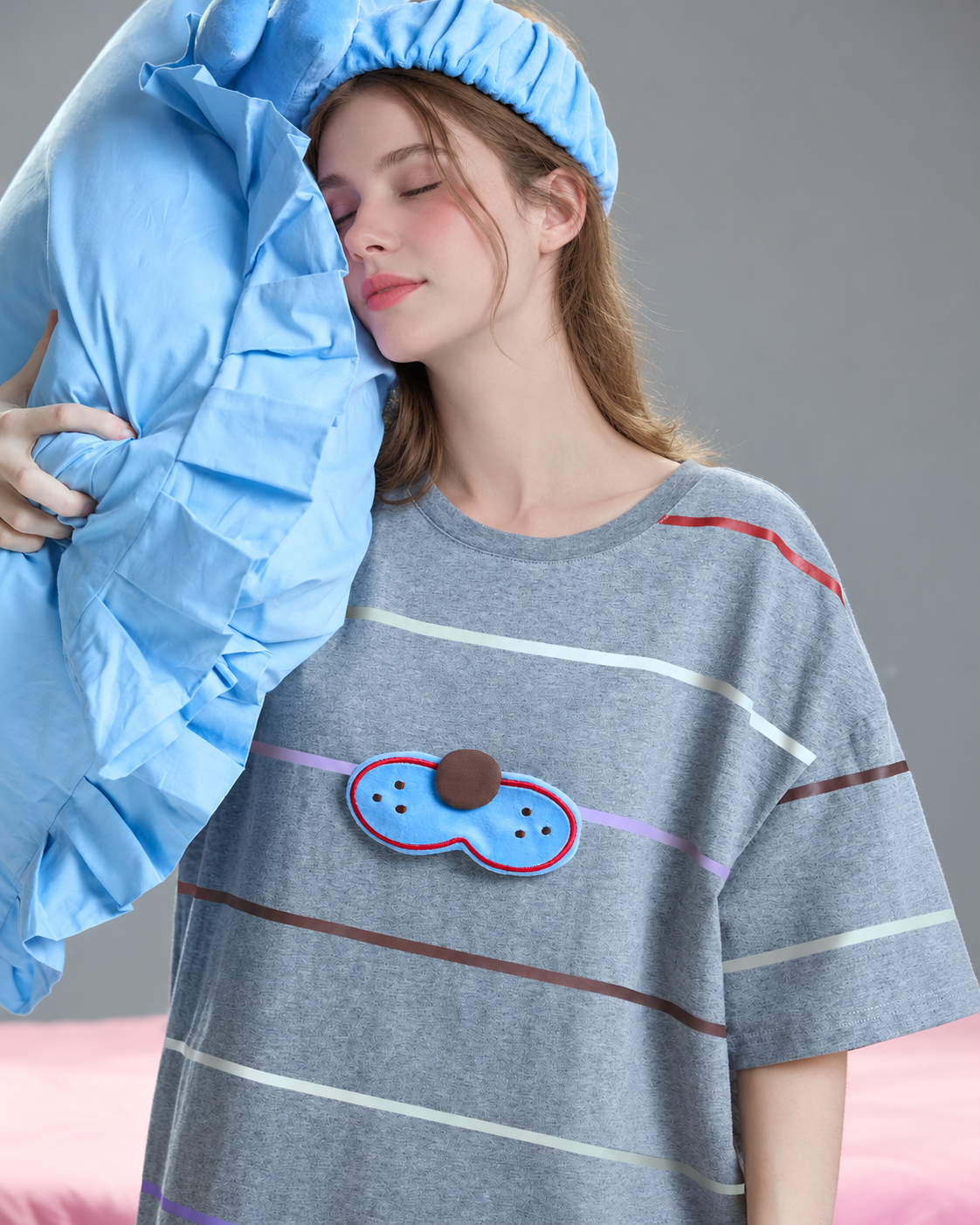 Cat striped one-piece pajamas – Pillow close-up view - Roomden